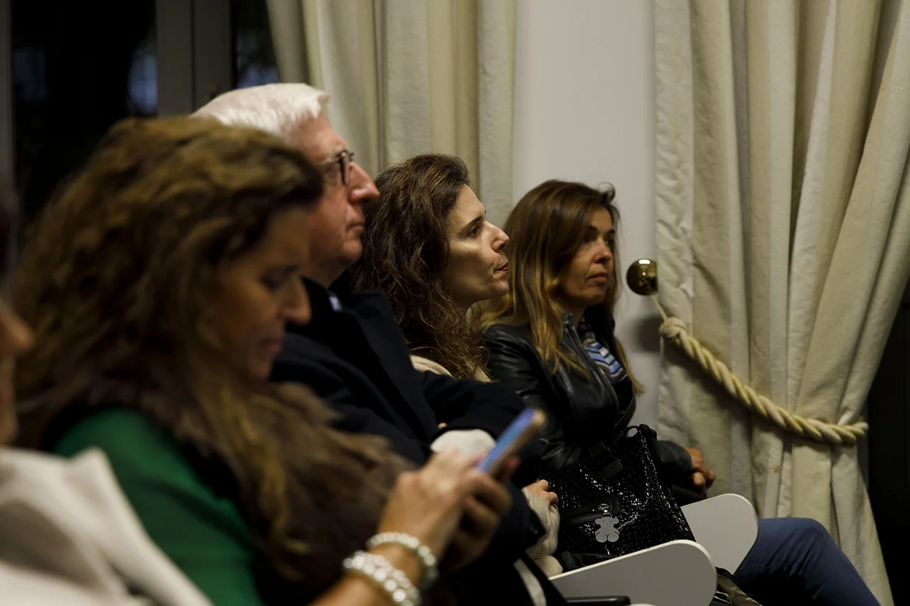 Pessoas atentas a discurso
