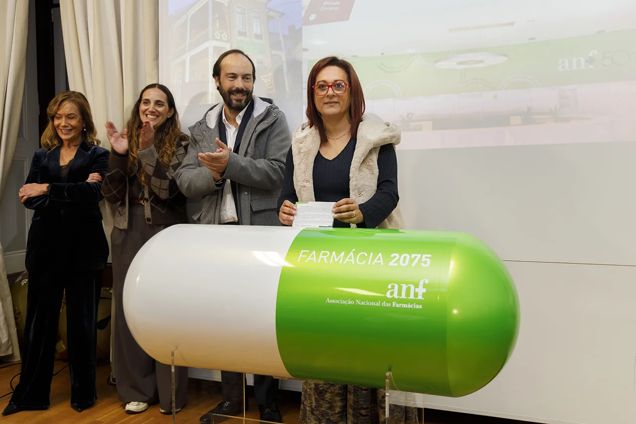 Grupo de pessoas em frente da cápsula Farmácia 2075